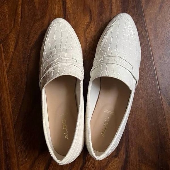 ALDO White Crocodile Embossed Loafers NWOT - Picture 2 of 4